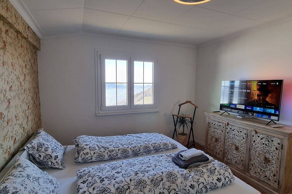 Chalet in Montreux (Ch) mit Gartenhaus, Jacuzzi, Sauna und einmaliger Aussicht! in Montreux, Genfer See