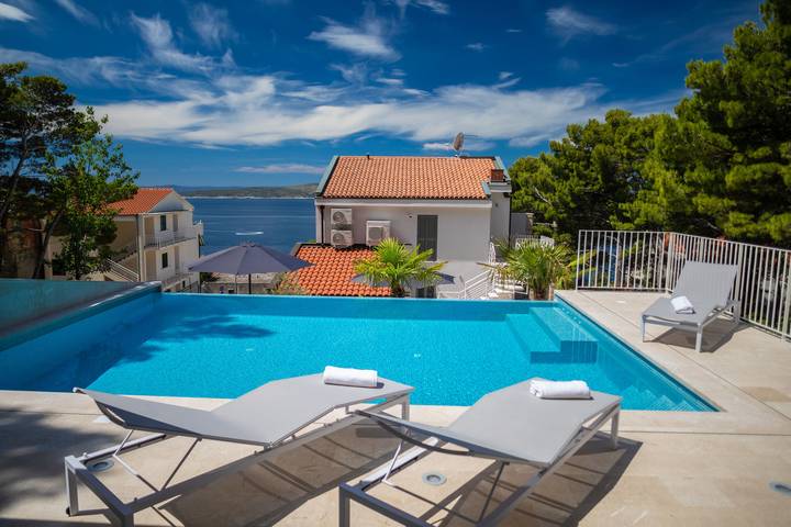 Ferienwohnung für 6 Personen, mit Balkon und Terrasse sowie Pool in Brela