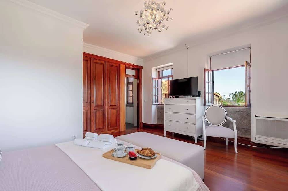 Country Villa w/ Pool, Court & Views in Paredes, Distrito de Porto