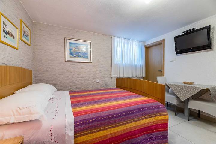 Studio für 2 Personen, mit Balkon/Terrasse und Pool sowie Terrasse auf Krk - 2