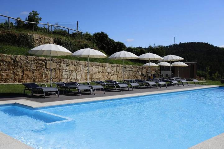 Gîte pour 3 personnes, avec jardin et vue ainsi que piscine et bassin pour enfant dans Arco de Baúlhe