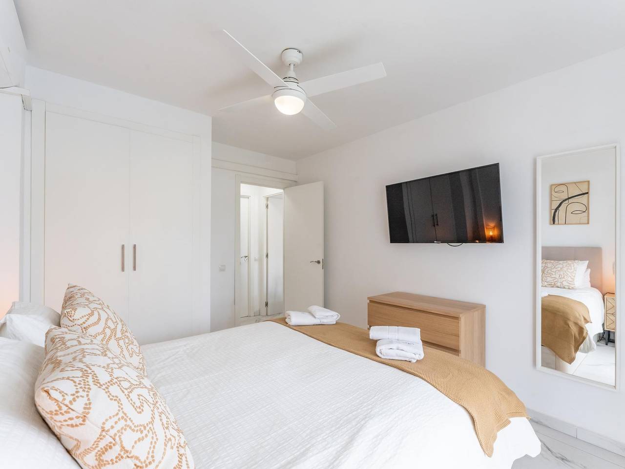 Entire holiday apartment, Vb Diana 2Bdrs with Fantastic Sea Views in Benalmádena Costa, Benalmádena