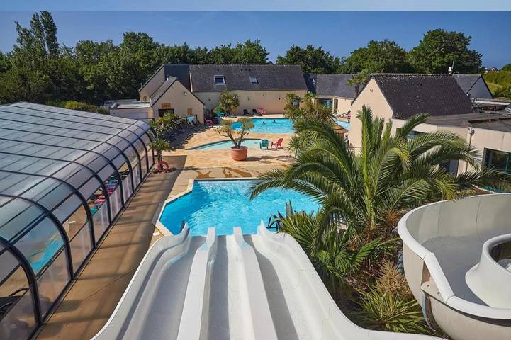 Camping pour 6 personnes, avec bassin pour enfant et jardin ainsi que jacuzzi et piscine