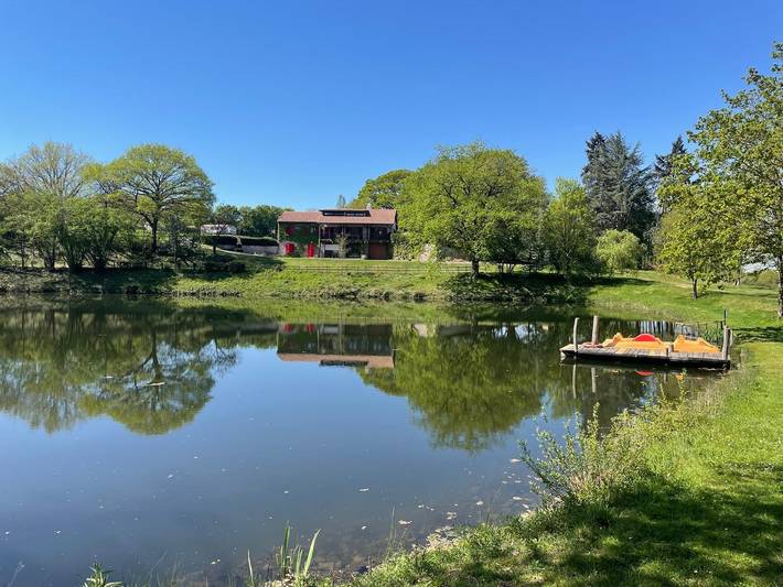 Gîte pour 6 personnes, avec Terrasse ainsi que Jardin et Vue sur le lac à Saint-Pierre-des-Échaubrognes