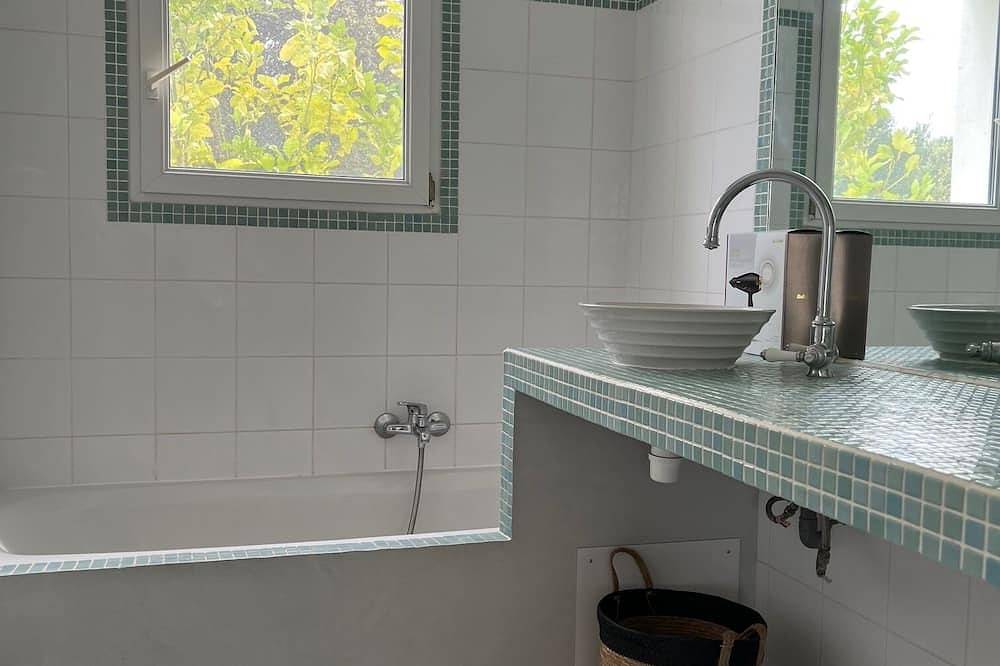 Villa climatisée avec vue, piscine et salle de jeux extérieure à Figari in Figari, Arrondissement de Sartène