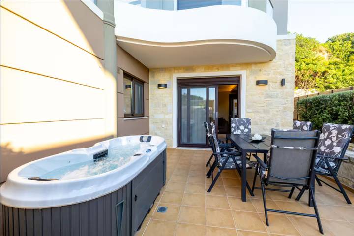 Gîte pour 6 personnes, avec balcon, adapté aux familles dans Stalos