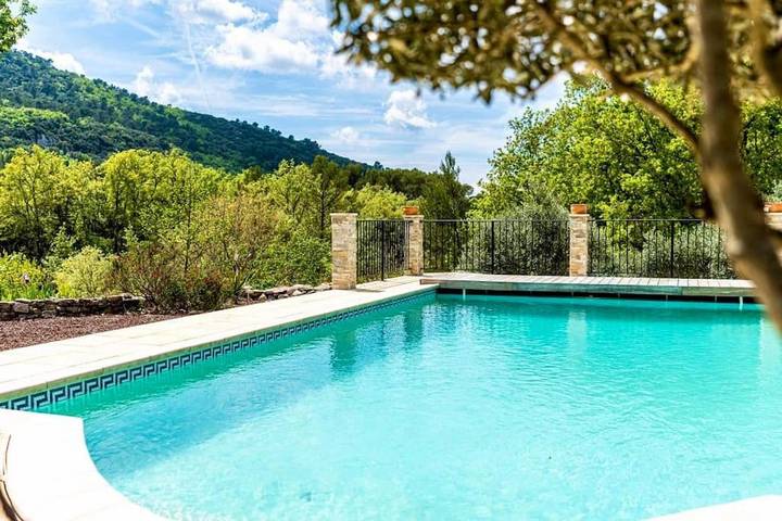 Location de vacances pour 10 personnes, avec vue ainsi que piscine et jardin à Rougiers - 2