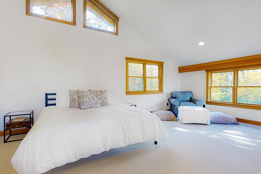 Dog-friendly home with Mt. Washington view, firepit, Wifi, & deck in Jackson (NH), Mount Washington