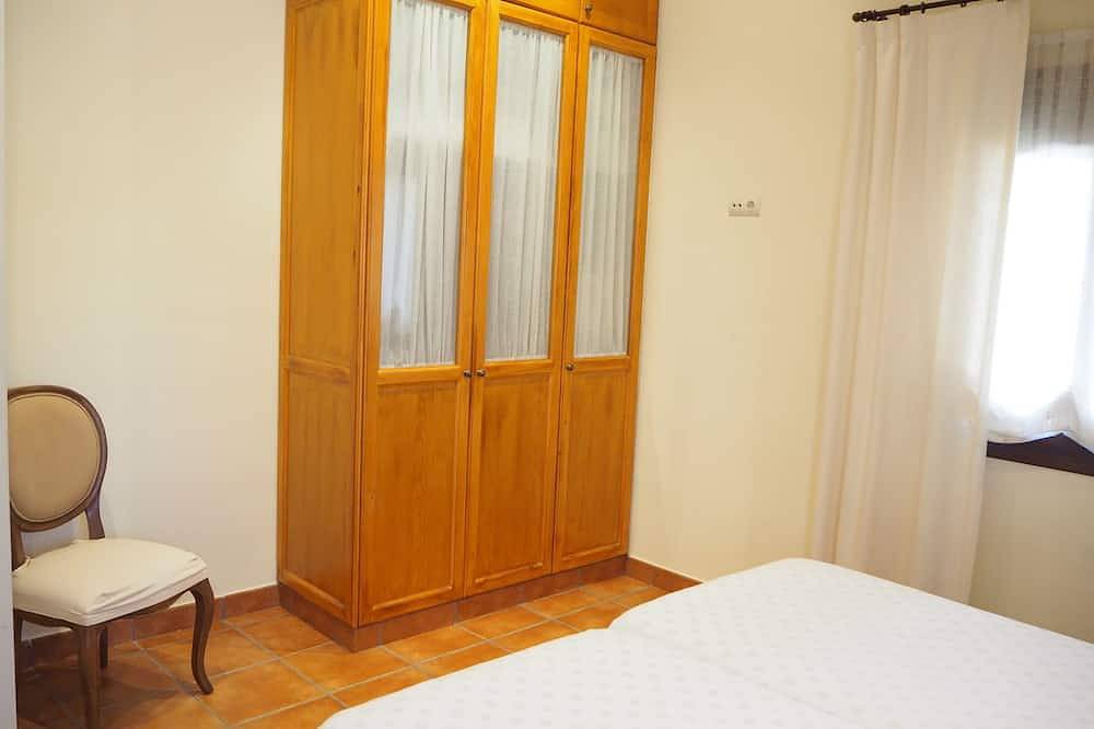Casa Rural con jardín vallado y pista tenis, basquet. ideal familias. in Tierras del Ebro, Provincia de Tarragona