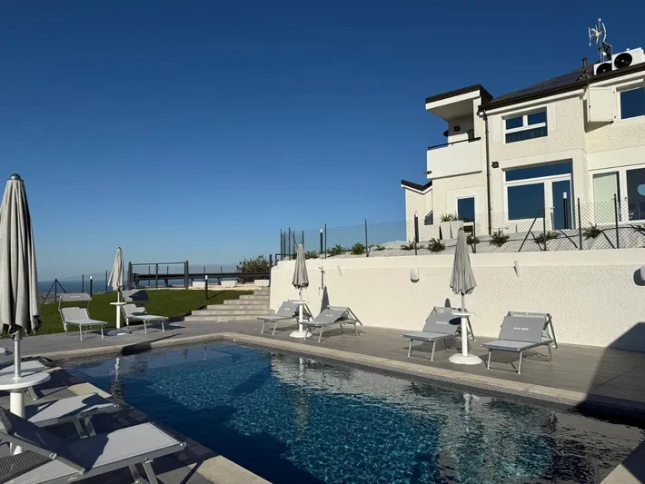 Villa per 9 persone, con giardino e panorama nonché piscina, con animali domestici - 1