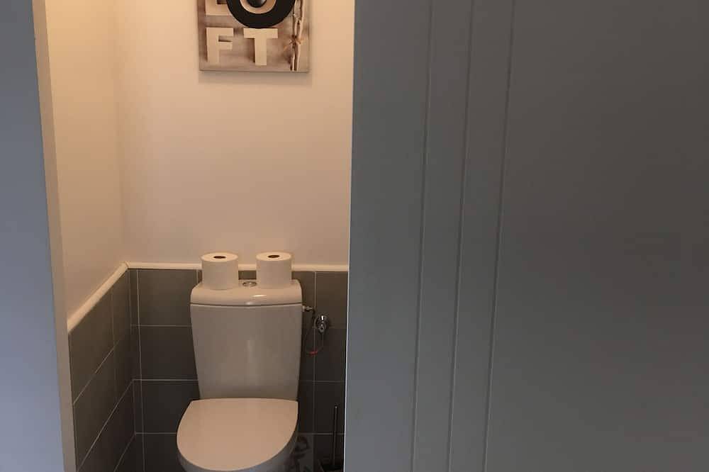 2-person room with private bathroom and patio in the center of Garriguella in Garriguella, Oberampurien