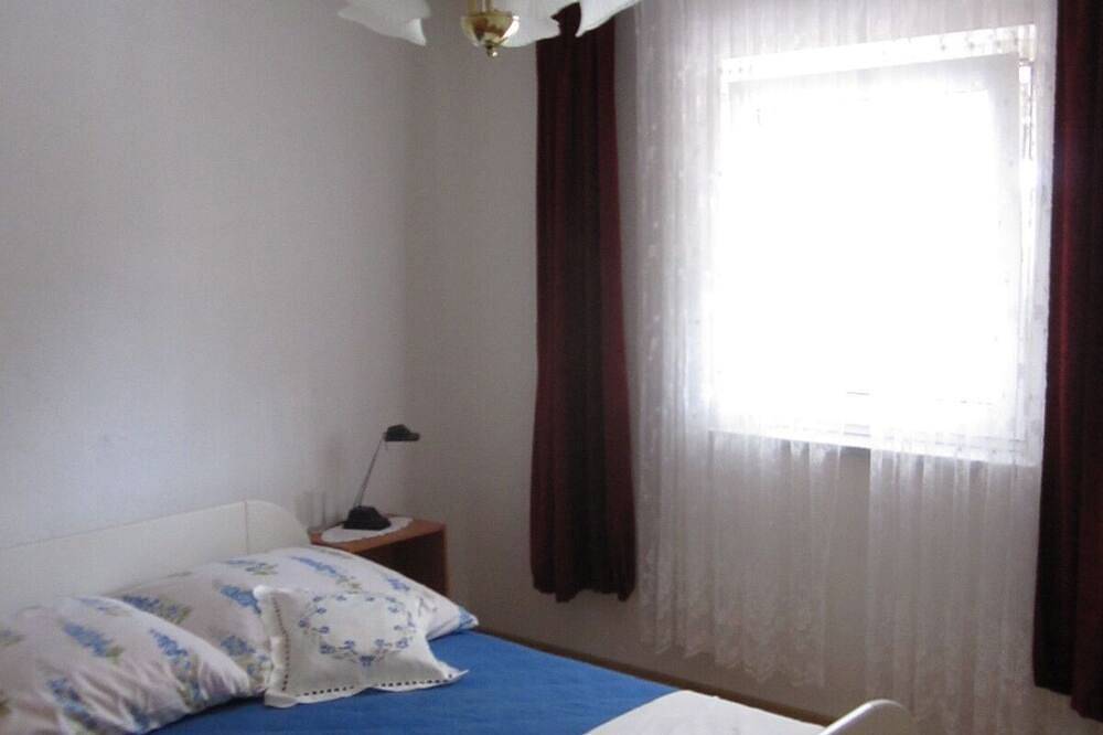 Cijeli apartman, Only 50 m to the beach in a quiet, sheltered bay in Sevid, Splitsko-dalmatinska županija