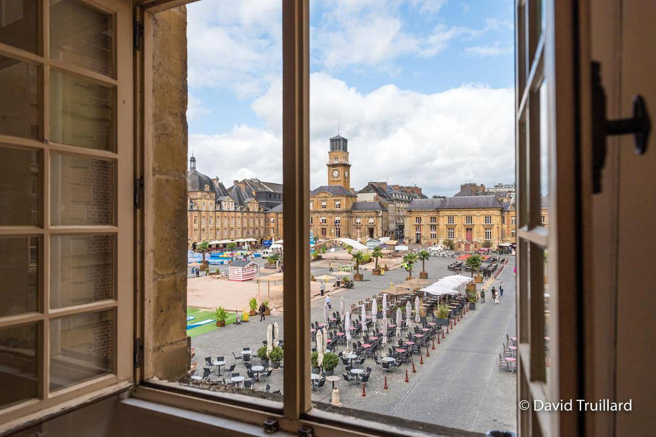 Appartement entier, Suites Mana - Matahina avec Vue Superbe sur la Place Ducale et Parking privé inclus in Charleville-Mézières, Ardennes