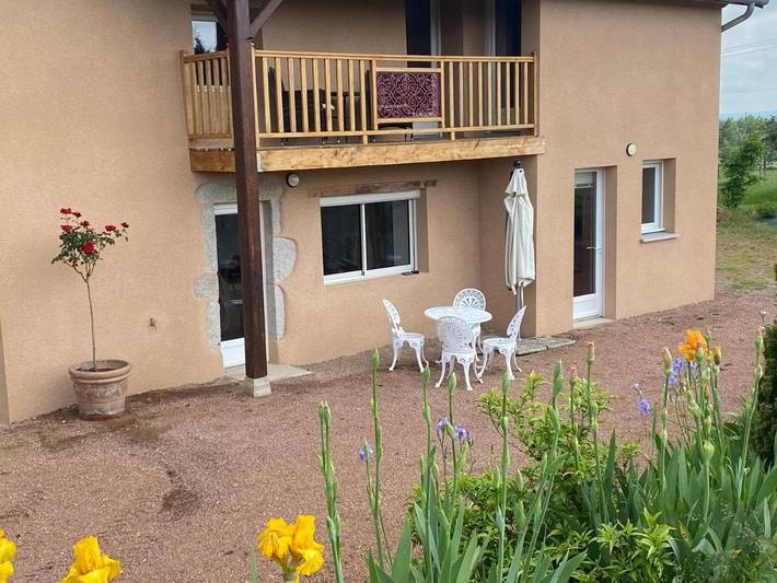 Location de vacances pour 6 personnes, avec Balcon ainsi que Terrasse et Vue à Saint-Haon-le-Vieux