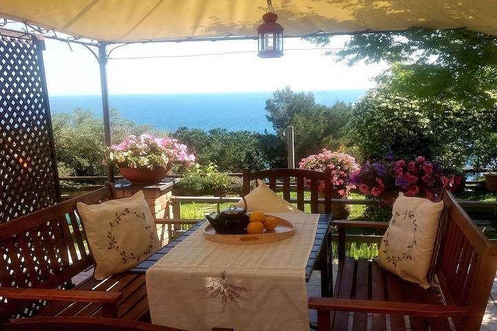 Appartamento intero, Super studio per 4 pers. in riva al mare, con giardino+pergola privata e piscina in Pieve Ligure, Riviera Ligure
