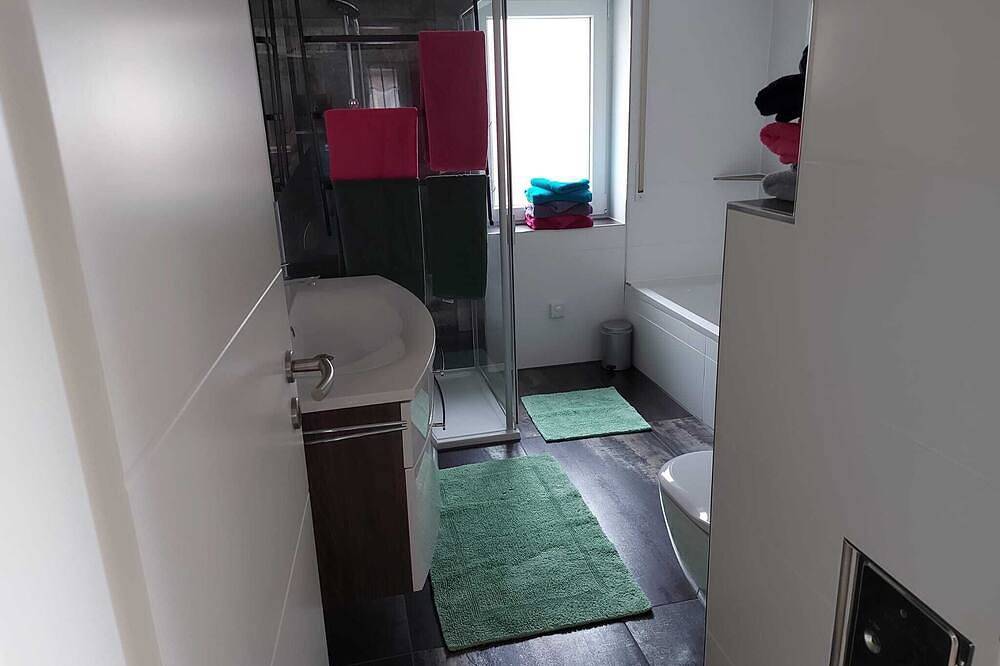 Ganze Wohnung, Große Ferienwohnung mit Terrasse (120qm) für bis zu 6 Personen in Memmelsdorf, Landkreis Bamberg