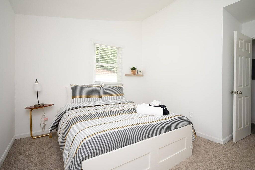 Cozy Bohemian Bungalow- 9 mins to Airport, Ga Convention center, 20 to midtown. in East Point, Fulton County