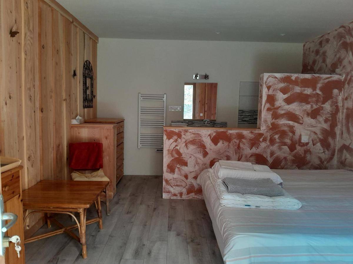 Double or Twin Room with Private Bathroom in Brenac, Région de Limoux