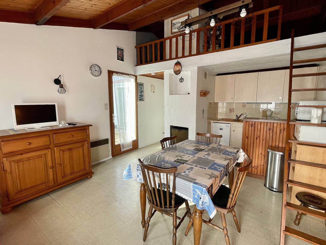 Cozy 2-Bedroom Home with Heated Pool, Tennis & Beach Nearby in Bretignolles-sur-Mer, Loire Valley