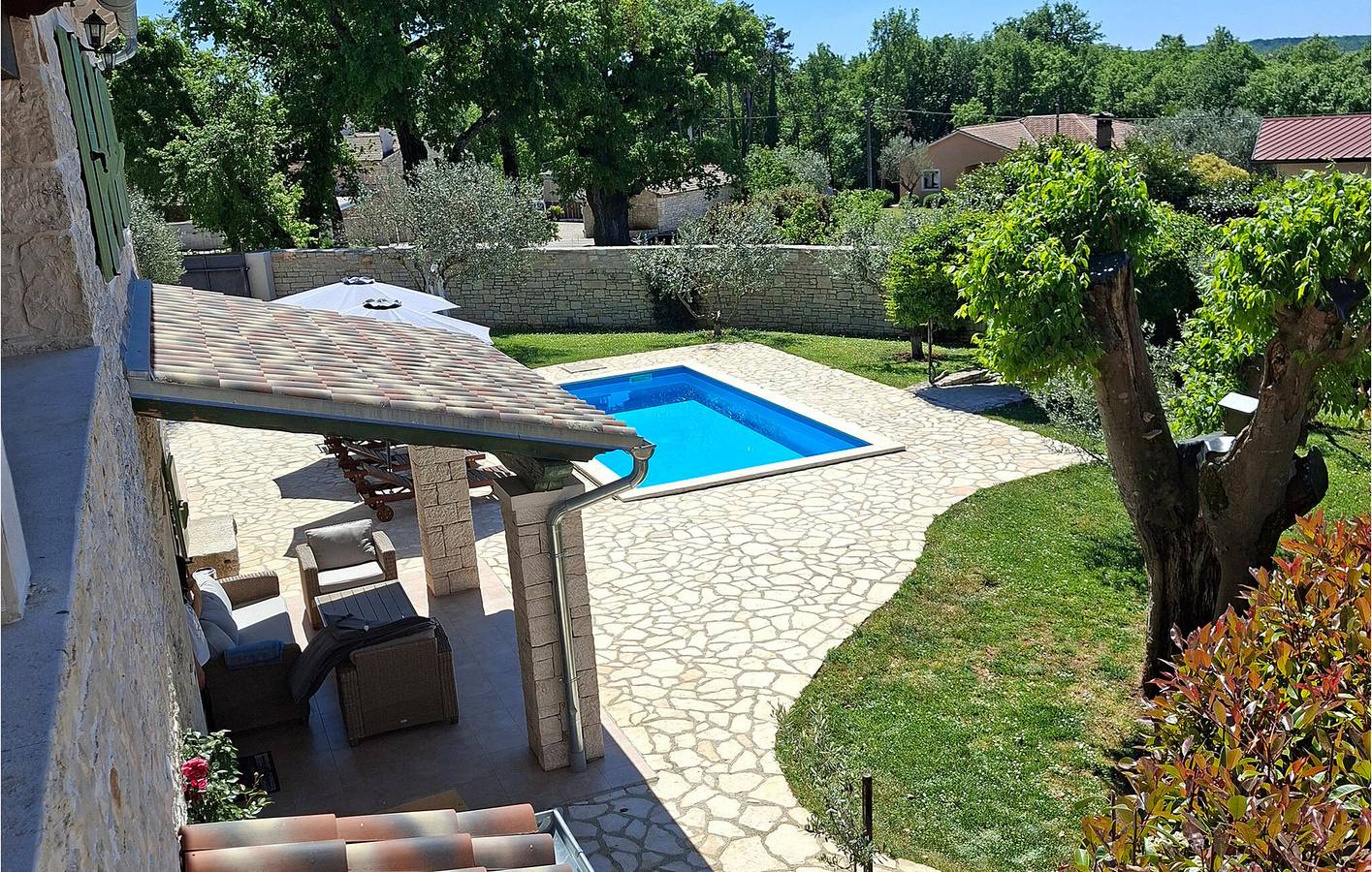 Spacieux appartement de deux chambres avec piscine et terrasse près du centre-ville de Jakovici in Brečevići, Istrie centrale
