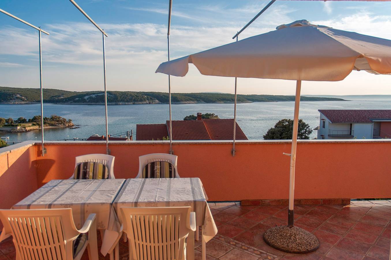 Ganze Wohnung, 1-Zimmer-Ferienwohnung mit Terrasse und Meerblick Supetarska Draga - Gonar, Rab A-16738-b in Supetarska Draga, Rab