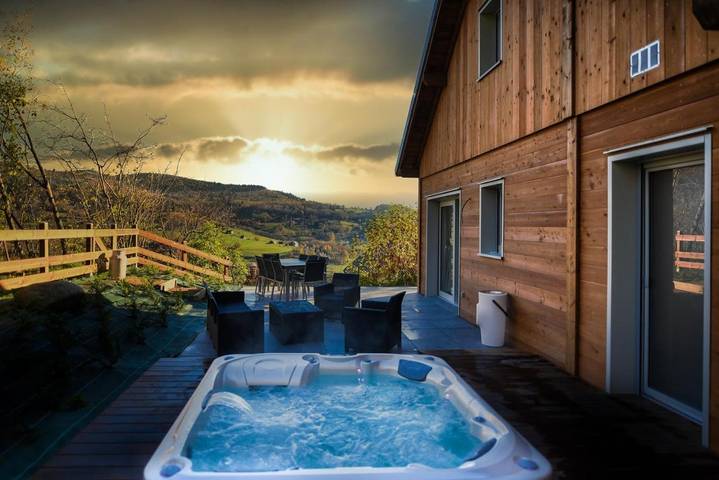 Ferienhaus für 9 Personen, mit Balkon und Whirlpool sowie Terrasse und Ausblick