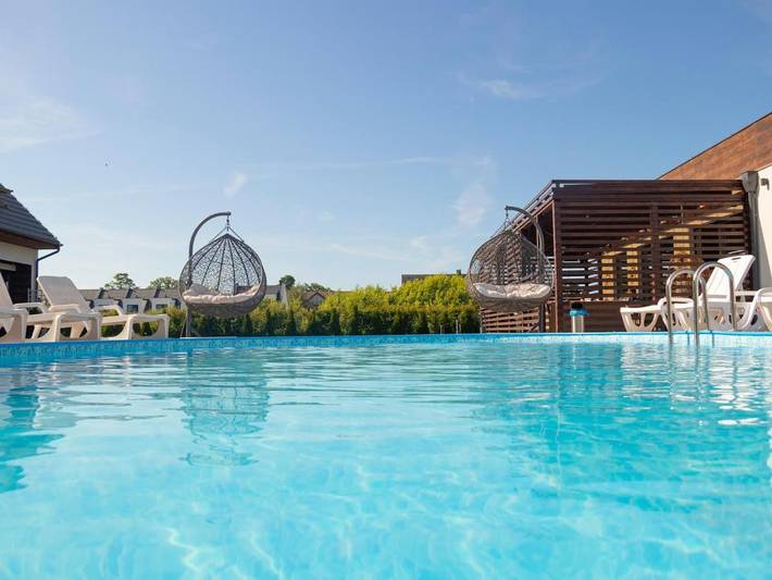 Ferienwohnung für 4 Personen, mit Whirlpool und Terrasse sowie Garten und Pool