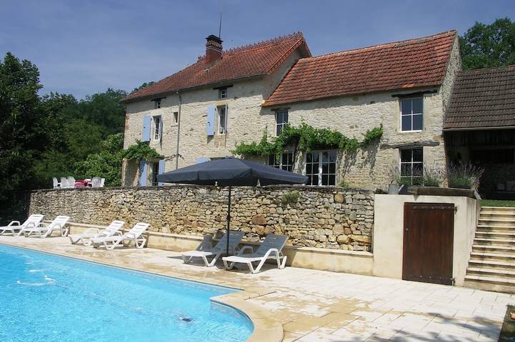 Location de vacances pour 8 personnes, avec jardin à Saint-Aubin-de-Nabirat