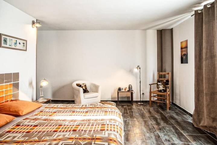 Chambre d’hôte pour 2 personnes, avec vue ainsi que jardin et piscine à Arles - 4