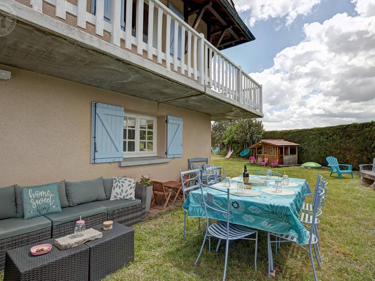 Maison lumineuse avec jardin, garage, jeux extérieurs, animaux acceptés in Saint-Georges-en-Couzan, Montbrison