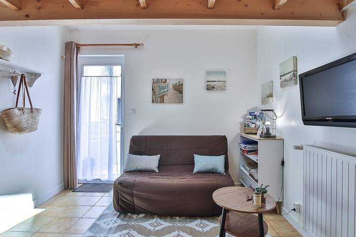 Entire apartment, Holiday Apartment "Studio Le Petit Julien" with Shared Garden & Wi-Fi in Saint-Julien-des-Landes, Loire Valley