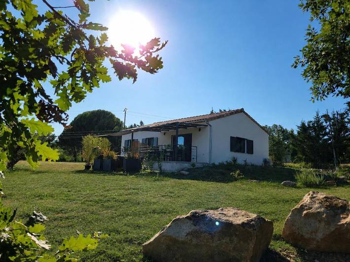 Location de vacances pour 6 personnes, avec Jacuzzi ainsi que Terrasse et Jardin à Montréal (Rhône-Alpes)