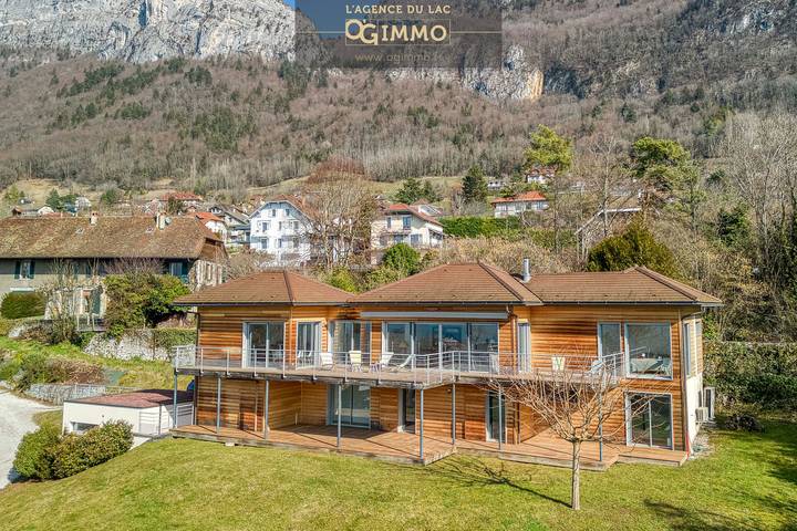 Villa pour 8 personnes, avec Balcon et Terrasse ainsi que Jardin et Vue sur le lac à Veyrier-du-Lac