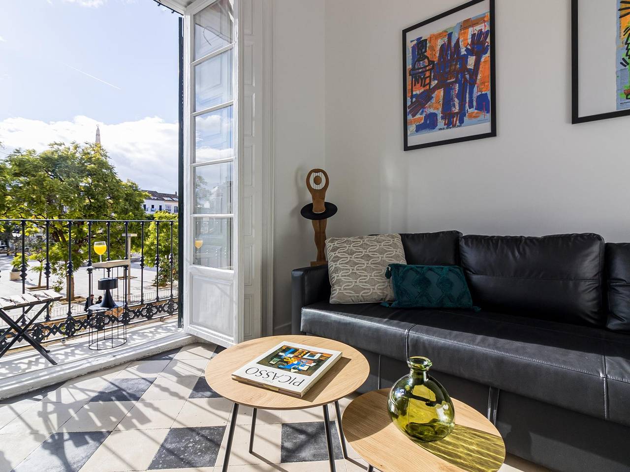 Entire apartment, Spacious renovated apartment, 4 bedrooms, parking, Malaga city center in Málaga Central District, Malaga