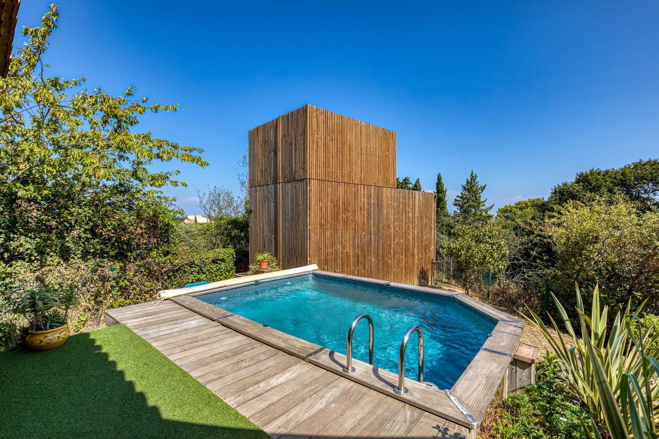 Casa de vacaciones 'Greenkub' con piscina compartida, Wi-Fi y aire acondicionado in Générac, Costa mediterránea (Francia)