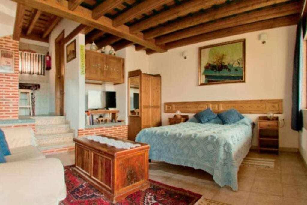 Apartamento entero, One-Bedroom Apartment in Navatejares, Provincia de Ávila
