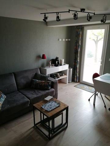 Gîte pour 4 personnes, avec vue ainsi que jardin et piscine à Pierreclos