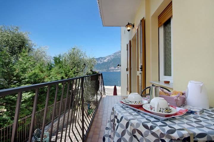 Ganze Wohnung, Ferienwohnung 'Appartamento Marilu' mit Blick auf den See, Wlan und Klimaanlage in Castelletto di Brenzone, Brenzone