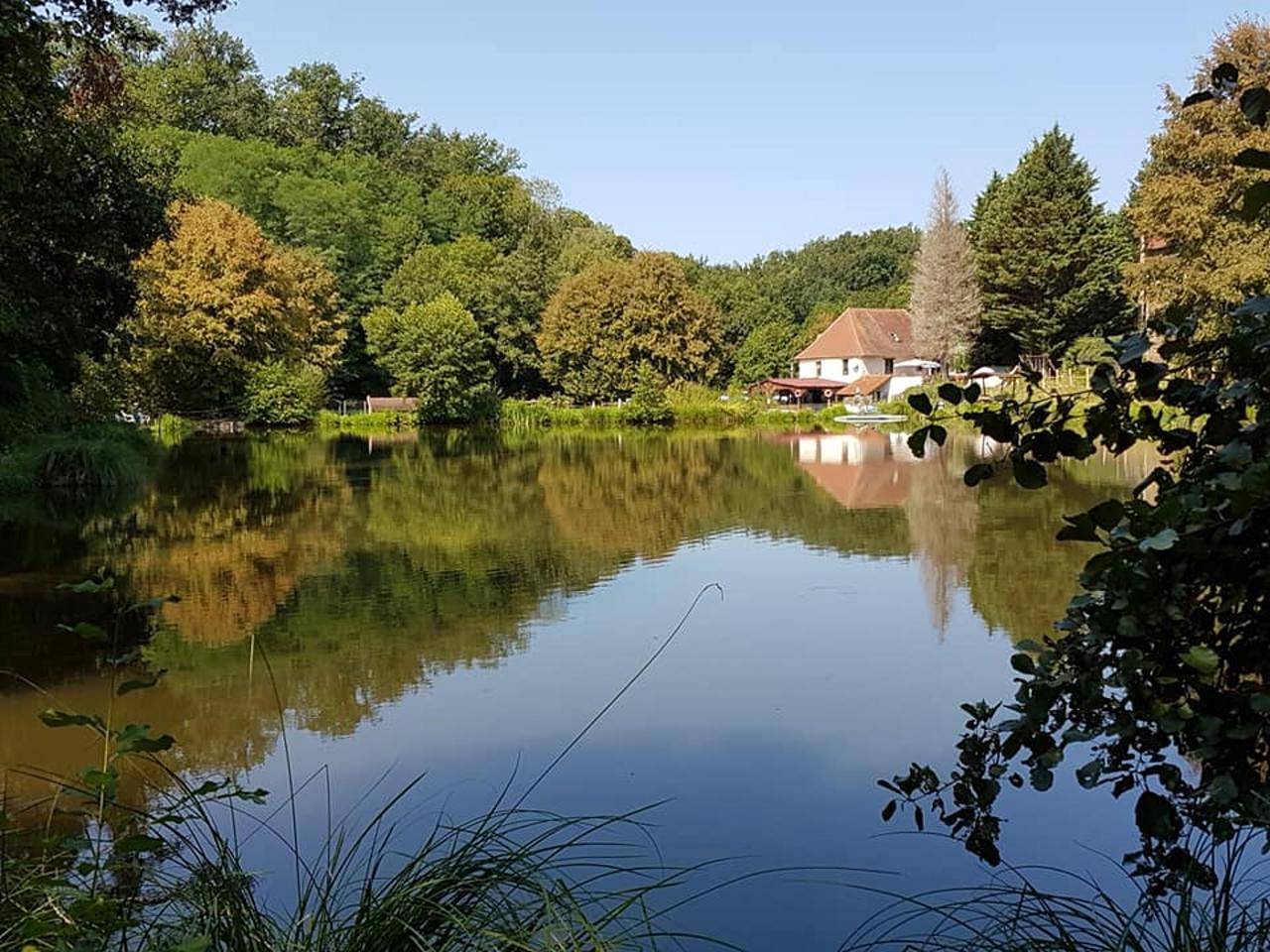 Chalet 'Du Moulin Du Châtain 1' avec piscine partagée, terrasse privée et jardin partagé in Payzac (Dordogne), Périgord Vert