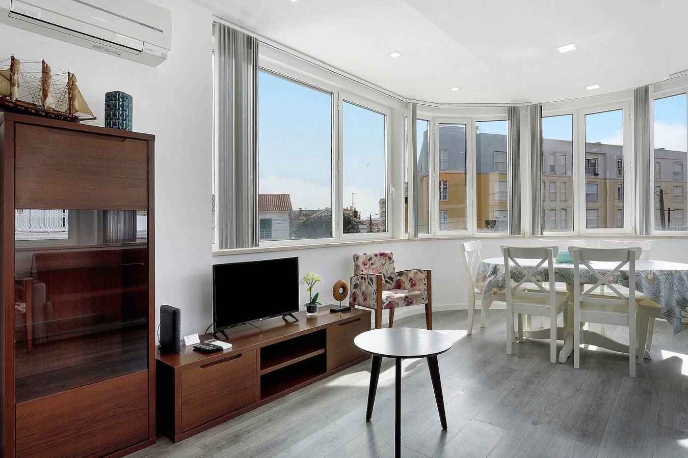 Ganze Wohnung, Apartment 'Casa Dos Terraços T3 1º' mit Balkon, Wlan und Klimaanlage in Praia de São Martinho do Porto, São Martinho do Porto