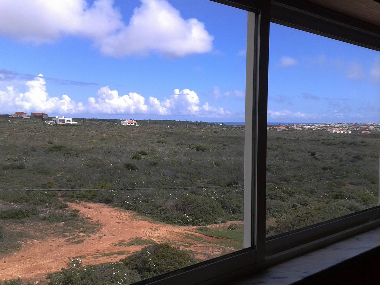 Ferienhaus 'Surf Spot' mit Bergblick, Gemeinschaftsterrasse und Balkon in Sagres, Naturpark Südwest-Alentejo und Costa Vicentina