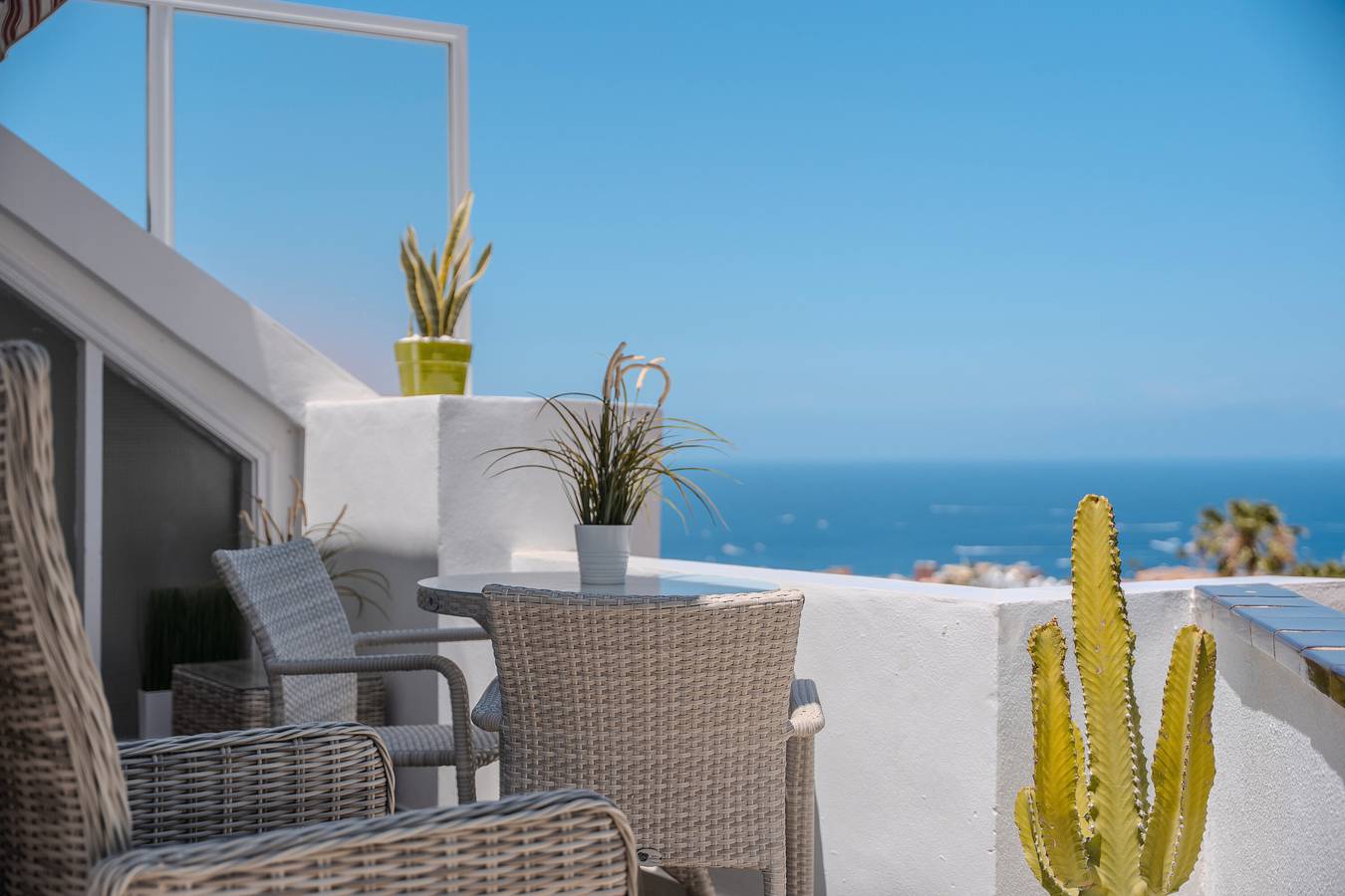 Apartamento entero, Vacaciones 'Colina Blanca Sunset View' con vistas al mar, piscina compartida y Wi-Fi in San Eugenio Alto, Adeje