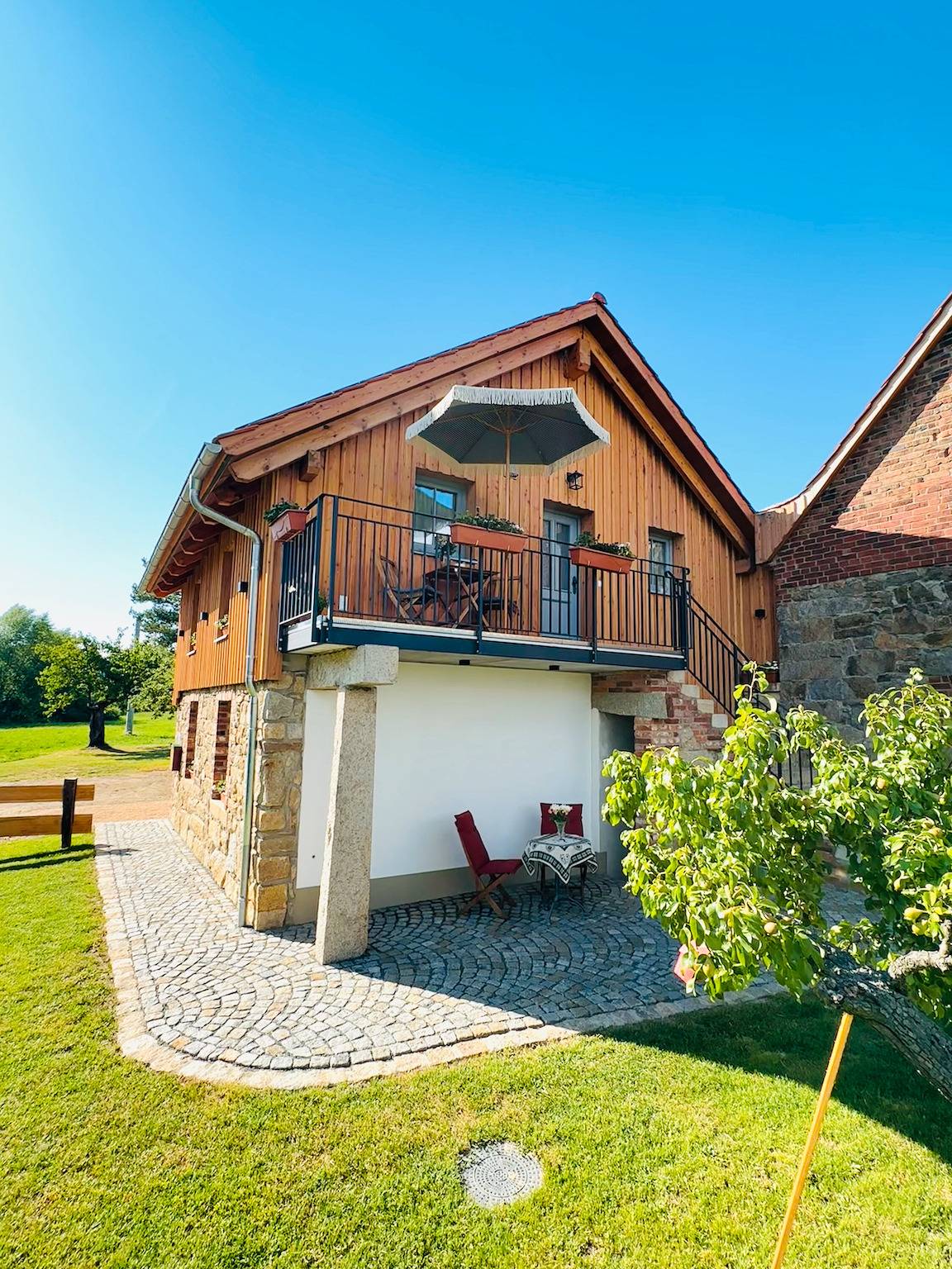 Appartamento intero, Aubrac - Fattoria biologica Königshainer Berge con giardino privato, balcone e Wi-Fi in Königshain, Lusazia