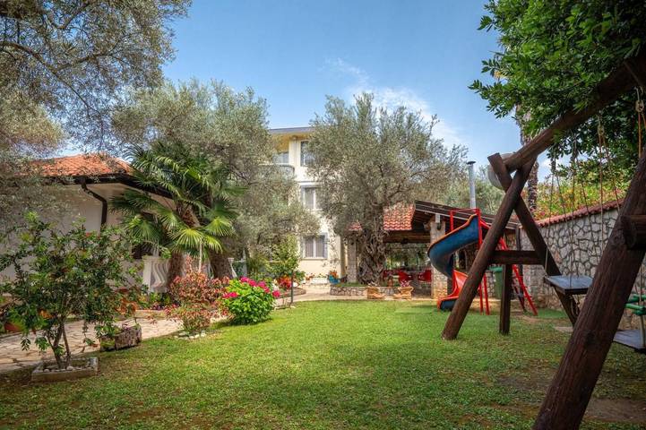 Villaggio vacanza per 4 persone, con Balcone e Terrazza nonché Giardino e Panorama in Montenegro