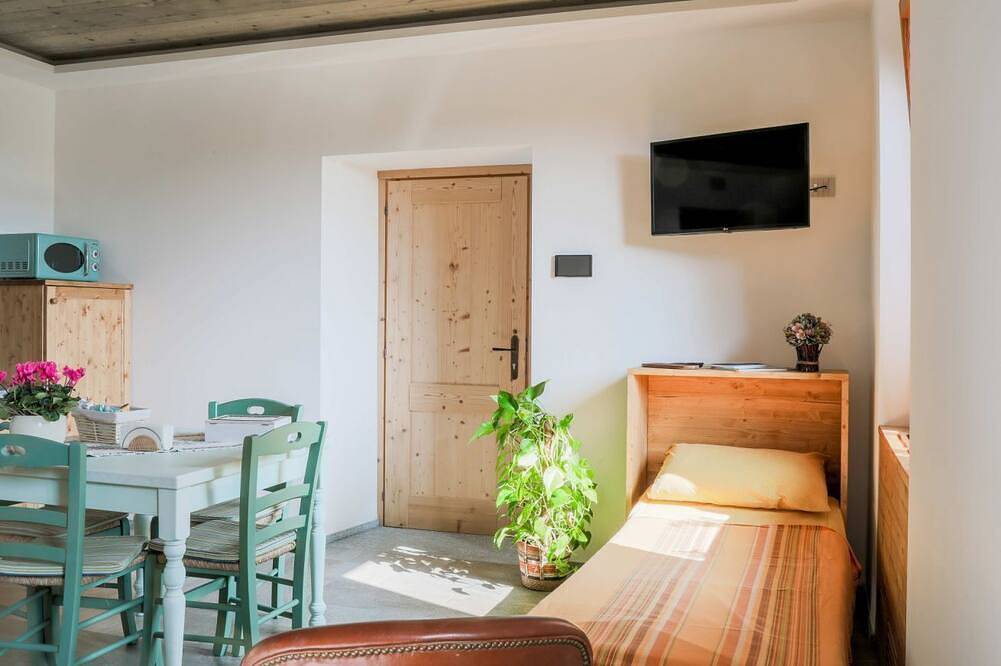 Green Chalet - Garden Jacuzzi and Spa few steps from the lake in Dervio, Westelijke Orobie-Alpen