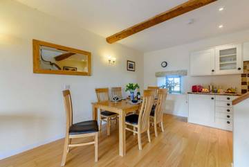Holiday Rental for 6 People in Stroud, The Cotswolds, Photo 2