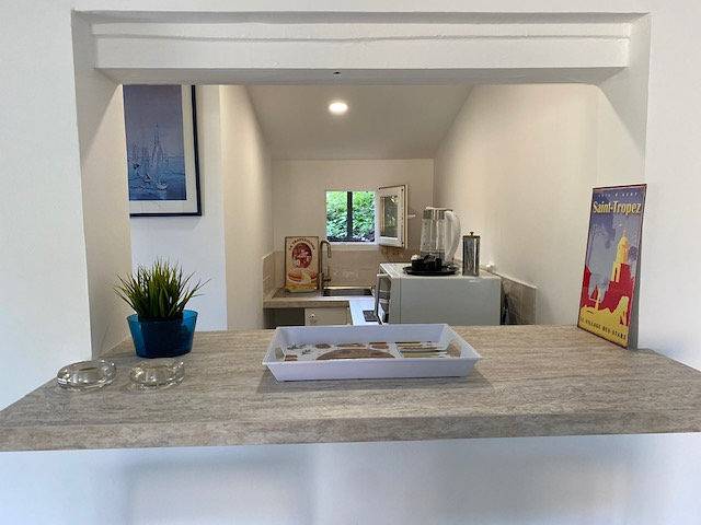 Gîte pour 2 personnes, avec terrasse ainsi que jardin et piscine à Saint-Tropez - 4