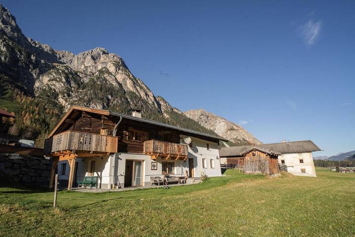 Ferienwohnung für 6 Personen, mit Terrasse und Garten sowie Ausblick in Gschnitz und Umgebung