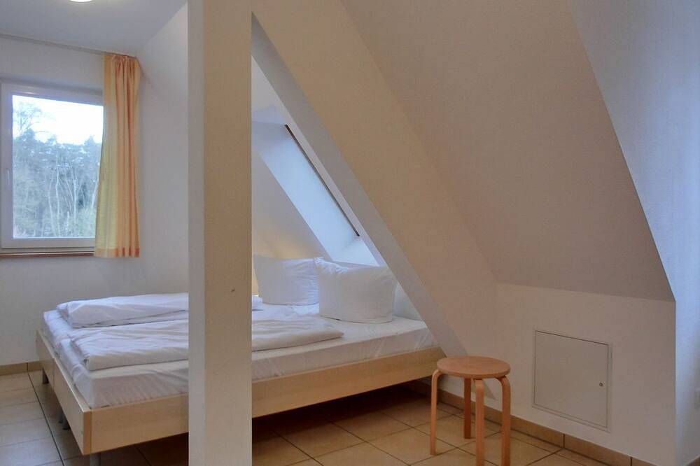 Ganze Wohnung, 2-Zimmer-Ferienwohnung für 4 Personen im 1. Obergeschoss mit Wlan - Nh in Neu Hirschburg, Ribnitz-Damgarten