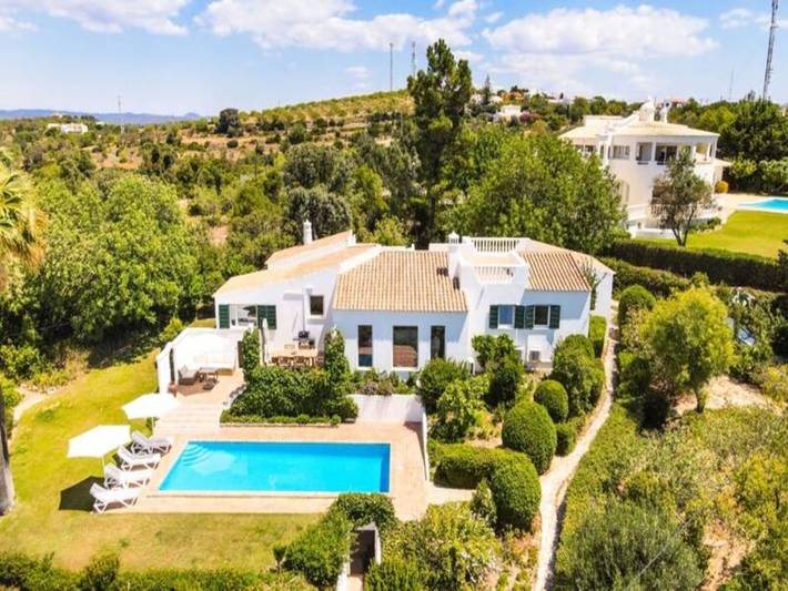 Gîte pour 8 personnes, avec terrasse ainsi que jardin et piscine dans Boliqueime